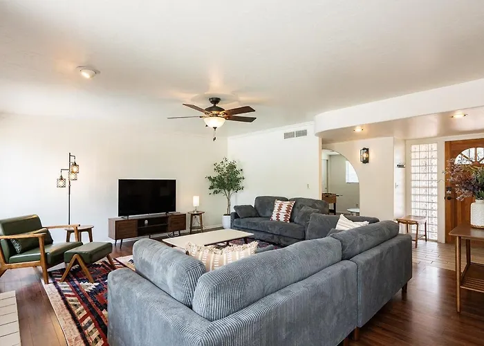 Holiday home Pool, Game Room, Pet Friendly, 5 Beds East Tucson!
