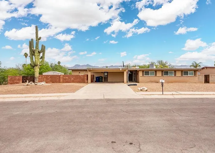 Pool, Game Room, Pet Friendly, 5 Beds East Tucson! Holiday home
